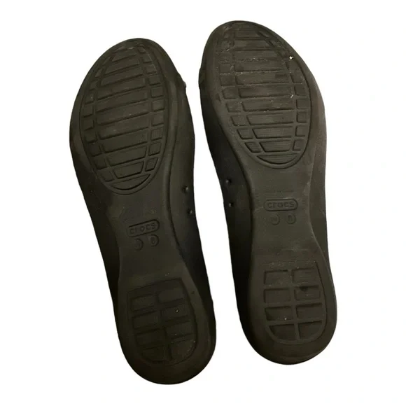 Croc flats in size 8 women’s with silver hardware. In great pre-owned condition - Picture 3 of 3